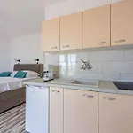 6 شقة *